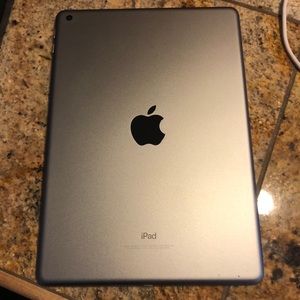 ipad 5th generation//Bluetooth keyboard